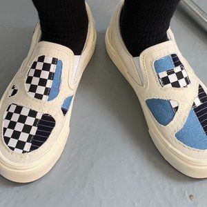 Canvas shoes are popular in the season